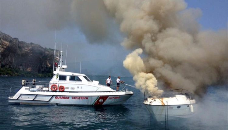 Barca incendio guardia costiera