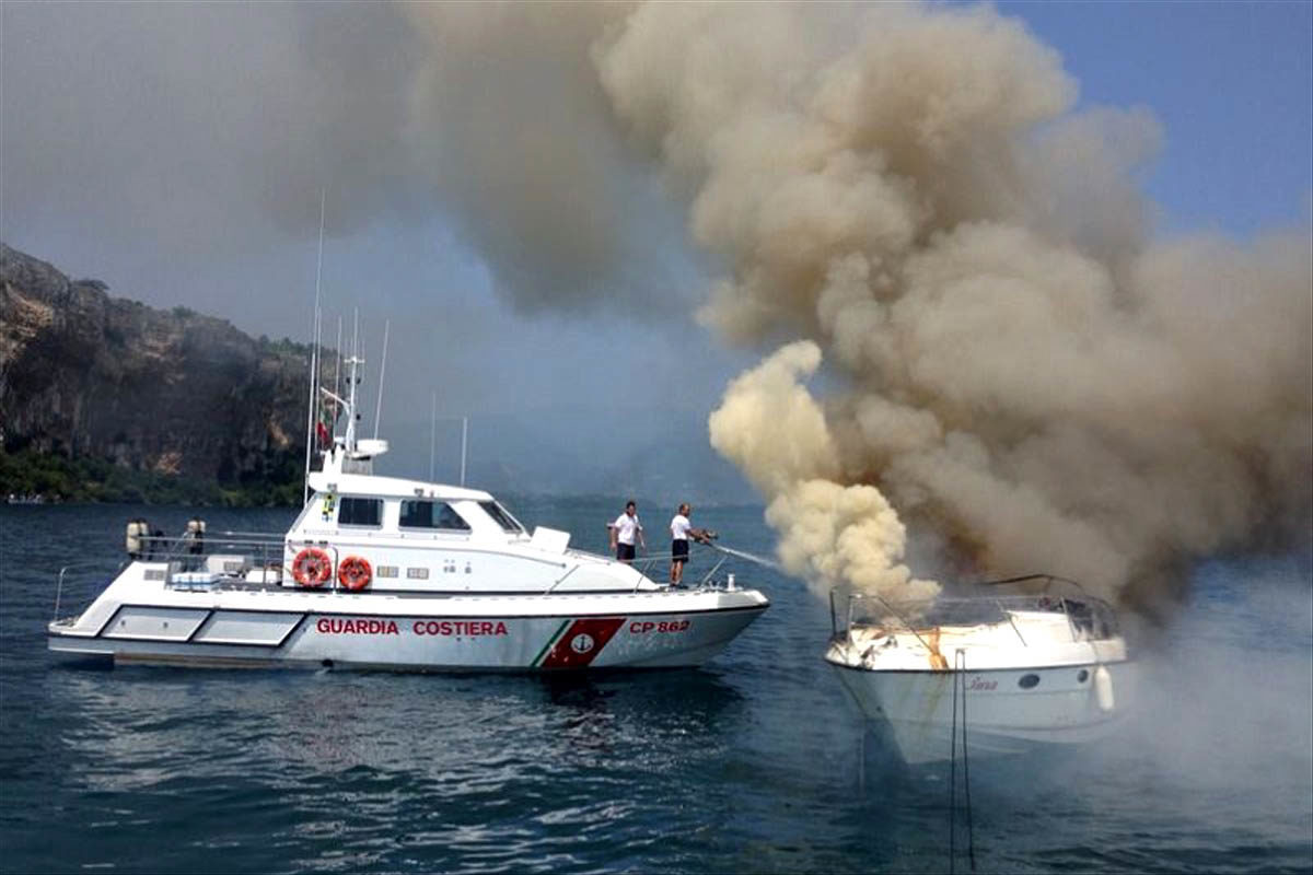 Barca incendio guardia costiera