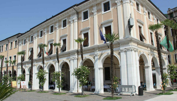 Il municipio di Salò.