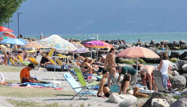 turisti spiaggia lago di Garda