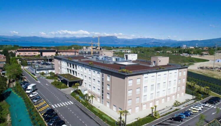 L'ospedale Pederzoli a Peschiera del Garda.