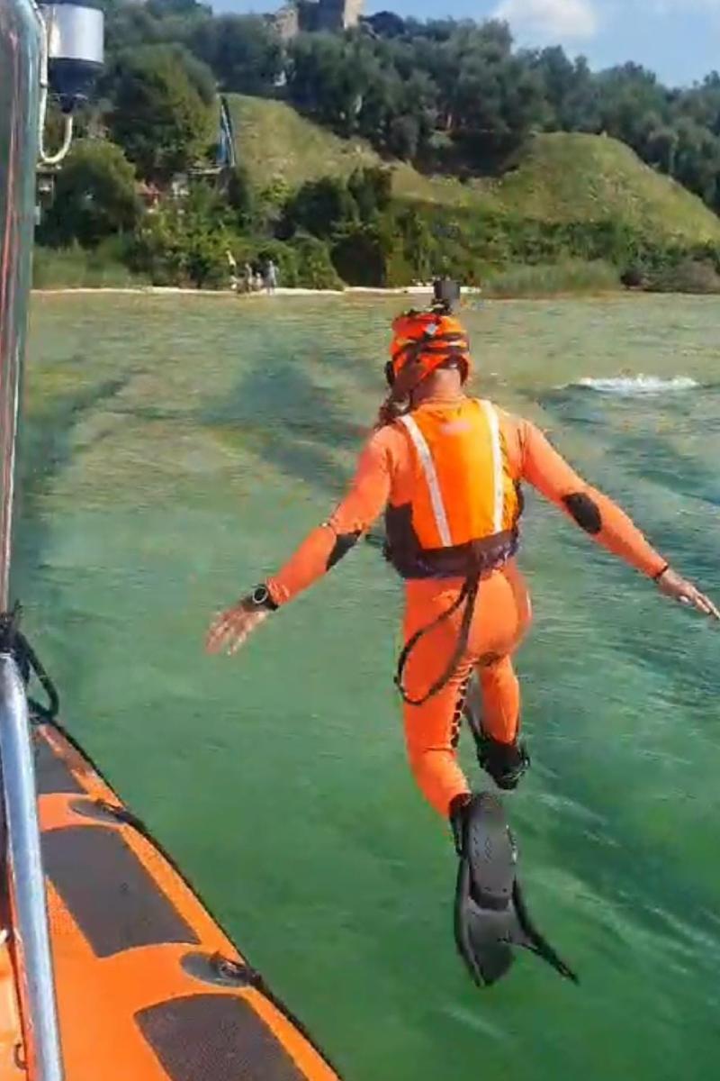 Il soccorritore marittimo, sempre a bordo dei mezzi della Guardia Costiera.