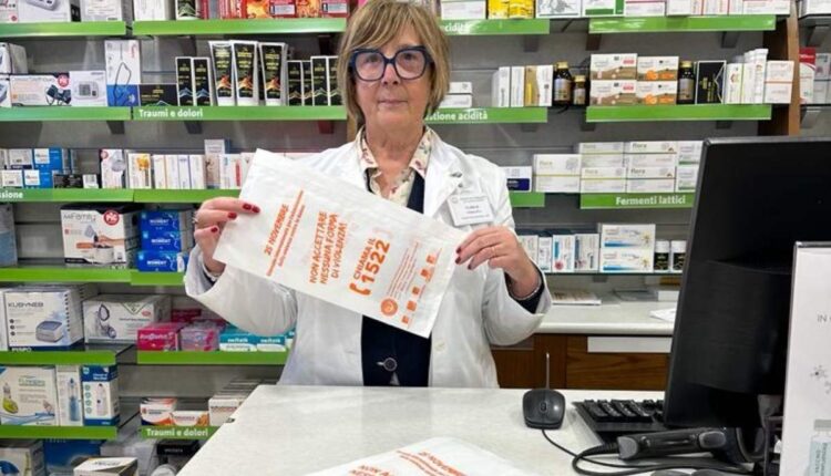 La presidente Mottinelli con i sacchetti i antiviolenza in farmacia.