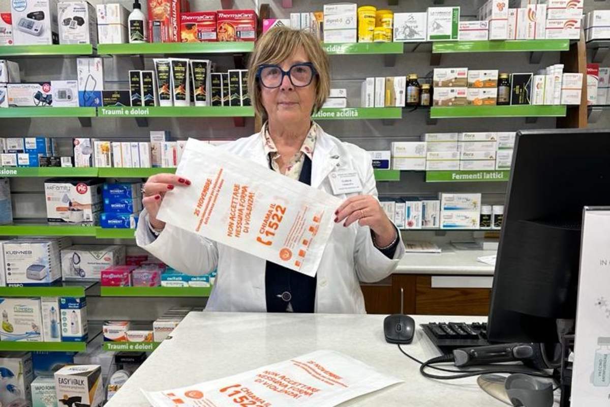 La presidente Mottinelli con i sacchetti i antiviolenza in farmacia.