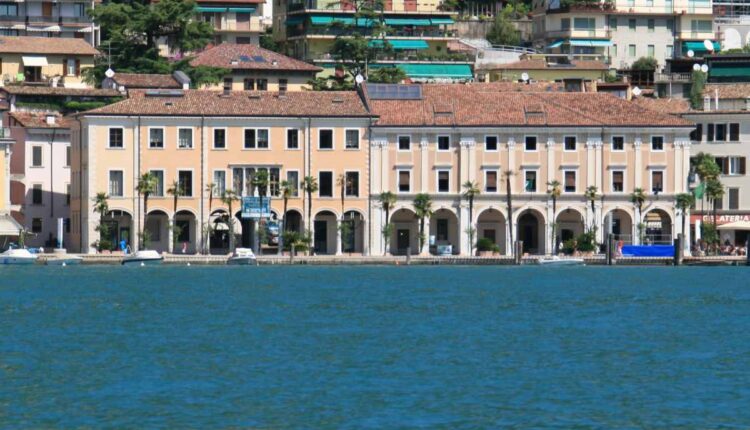 palazzo municipale di Salò visto dal lago.