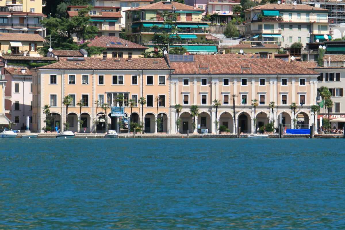 palazzo municipale di Salò visto dal lago.