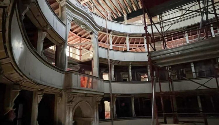 teatro comunale di Salò in fase di restauro