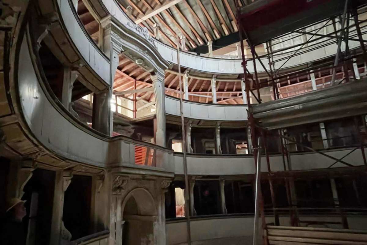 teatro comunale di Salò in fase di restauro